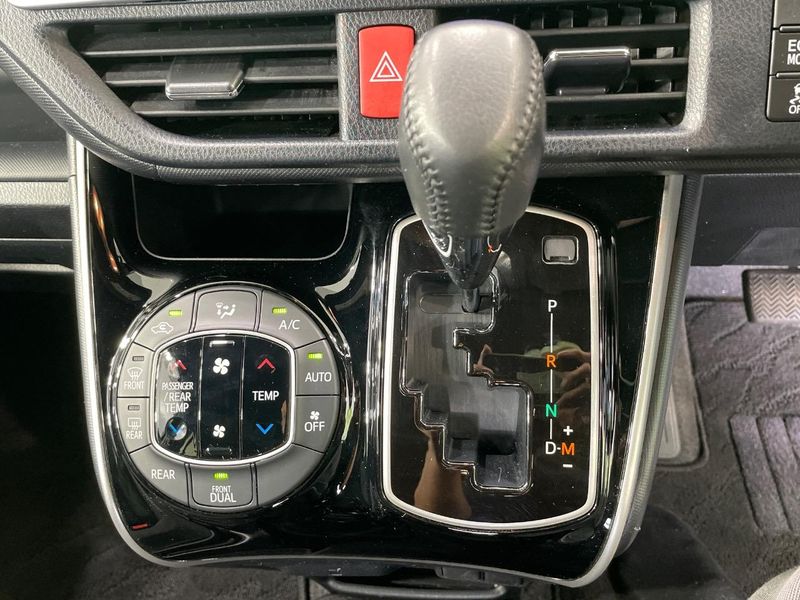 2019 Toyota Voxy DBA-ZRR80W (UW-6a8e5b4cebb8f)[14]