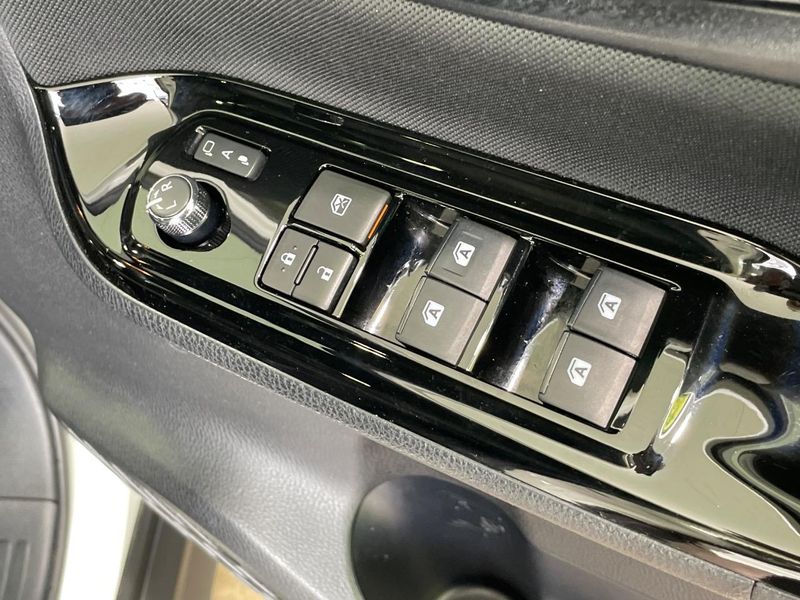 2019 Toyota Voxy DBA-ZRR80W (UW-6a8e5b4cebb8f)[19]