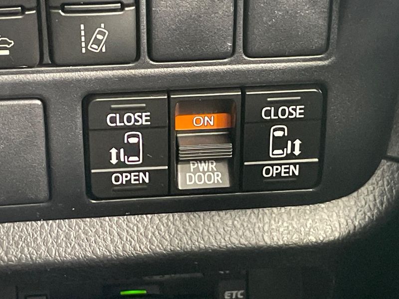2019 Toyota Voxy DBA-ZRR80W (UW-6a8e5b4cebb8f)[9]