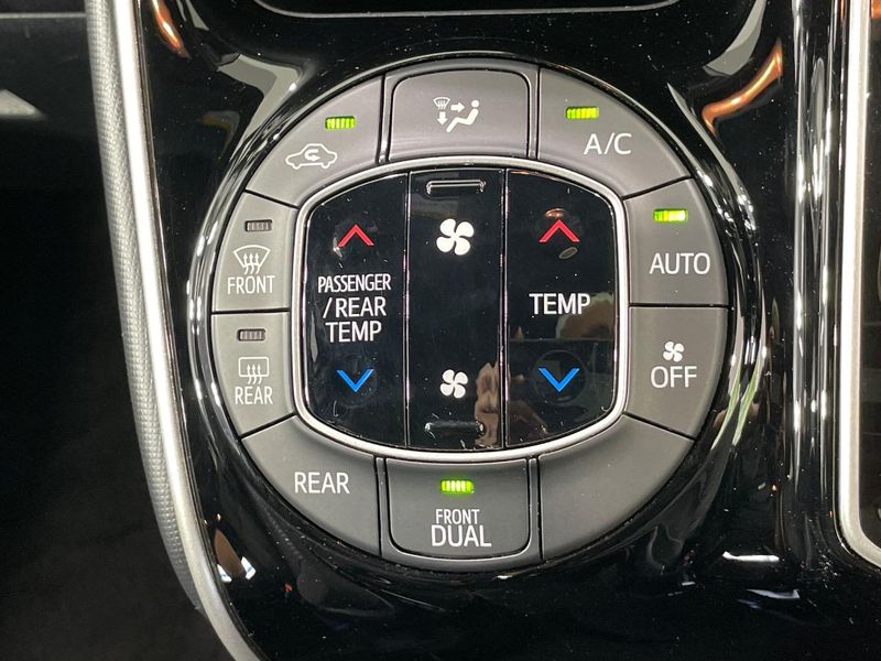 2019 Toyota Voxy DBA-ZRR80W (UW-6a8e5b4cebb8f)[15]