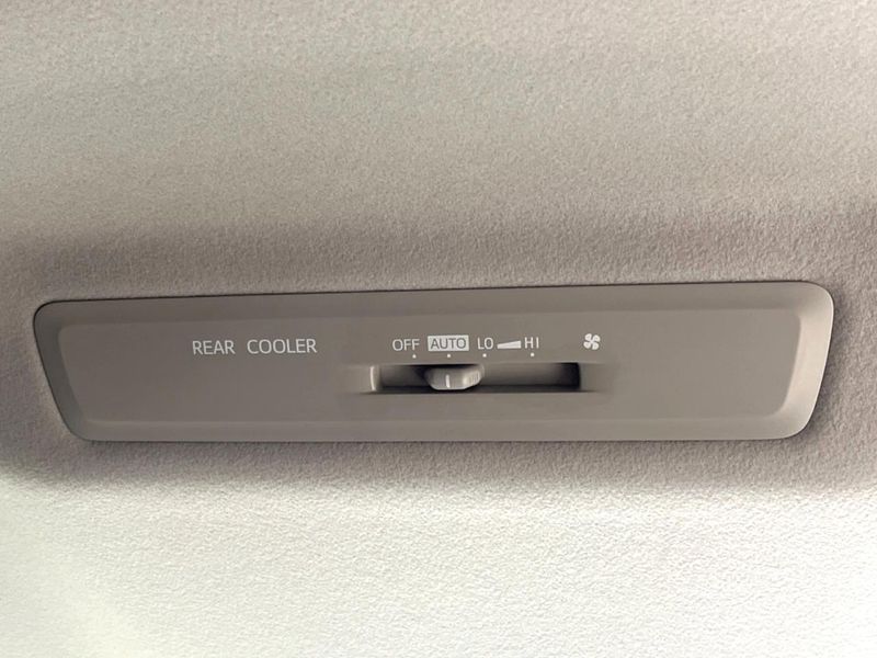 2016 Toyota Voxy DAA-ZWR80W (UW-6a8e5b80b5e7d)[10]