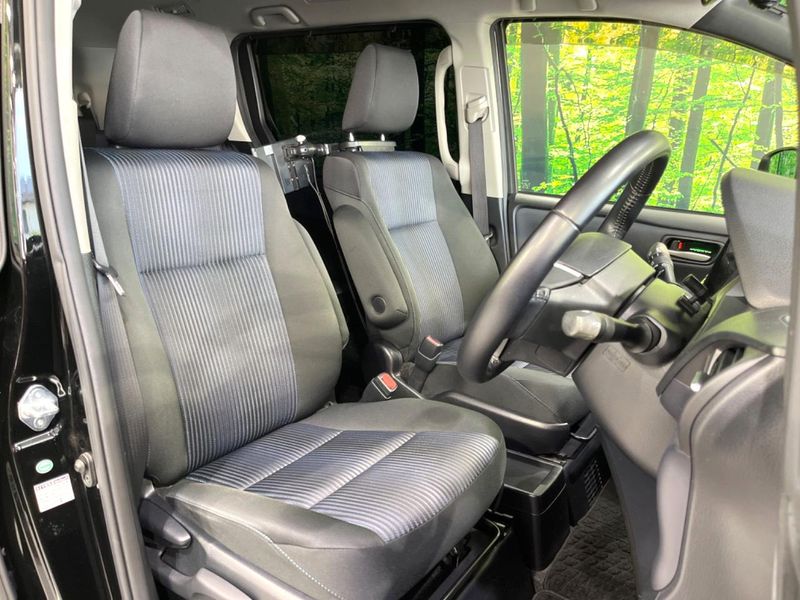 2016 Toyota Voxy DAA-ZWR80W (UW-6a8e5b80b5e7d)[8]
