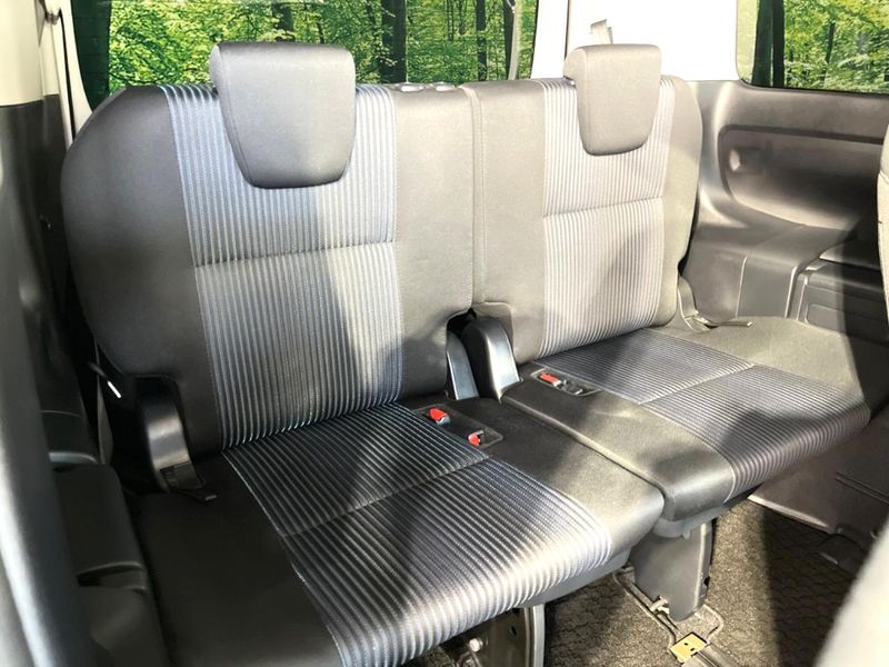 2016 Toyota Voxy DAA-ZWR80W (UW-6a8e5b80b5e7d)[11]
