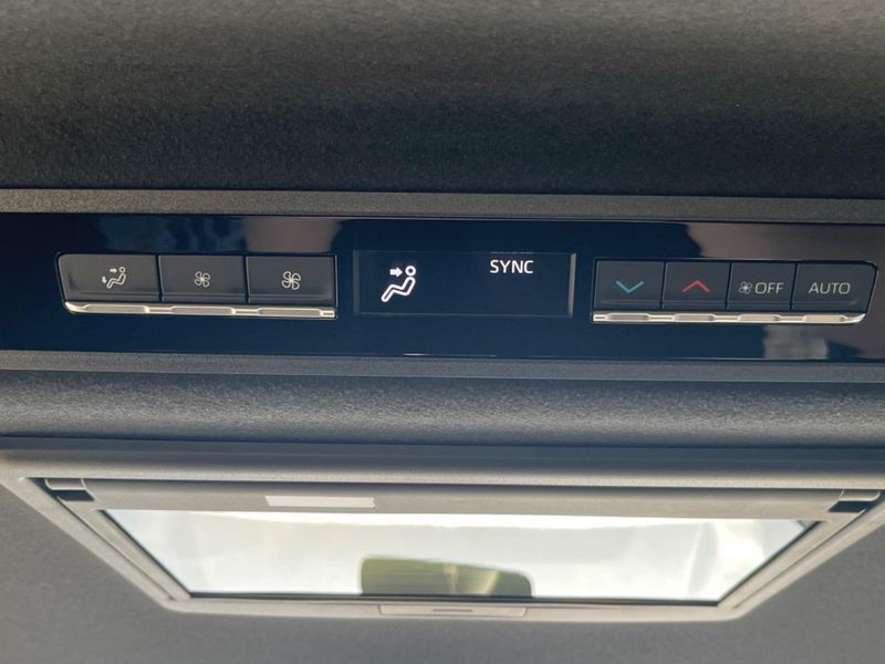 2023 Toyota Voxy 6AA-ZWR90W (UW-6a8e5b8bbc84a)[16]