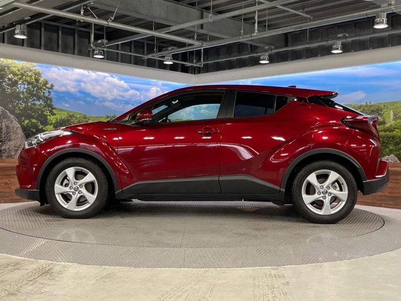 2018 Toyota C-HR DAA-ZYX10 (UW-6a8e5b993b25e)[12]