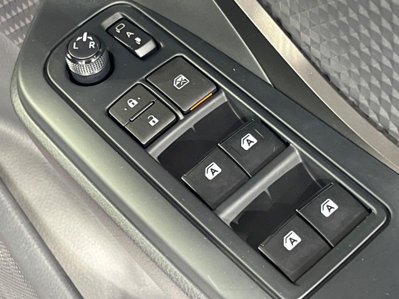 2018 Toyota C-HR DAA-ZYX10 (UW-6a8e5b993b25e)[23]
