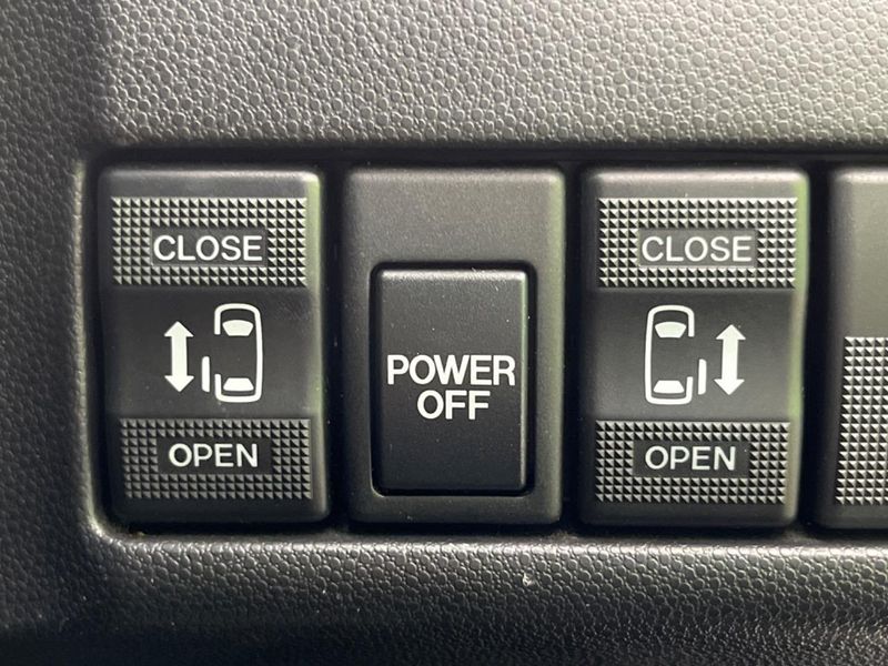 2010 Mazda Premacy DBA-CREW (UW-6a8fa997a8490)[13]