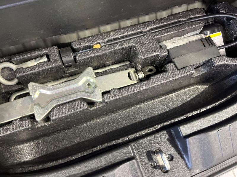 2018 Honda N-BOX CUSTOM DBA-JF3 (UW-6a8faa5b6bef9)[16]