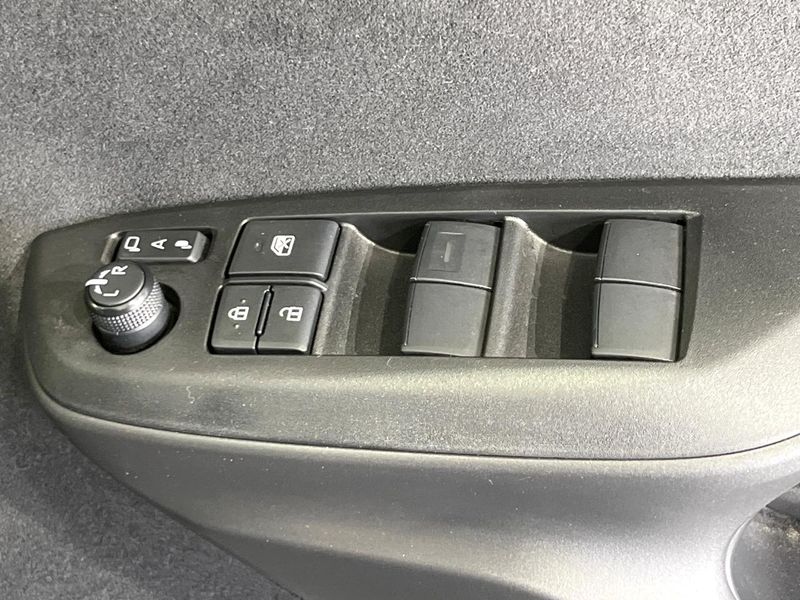 2023 Toyota Yaris Cross 6AA-MXPJ15 (UW-6a8faba057759)[15]