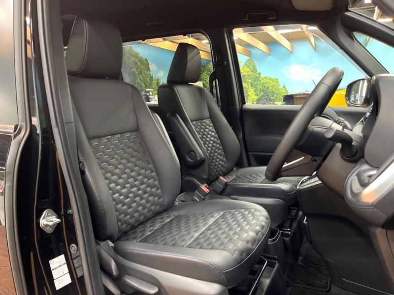 2023 Toyota Voxy 6BA-MZRA90W (UW-6a8fabd1291e0)[14]