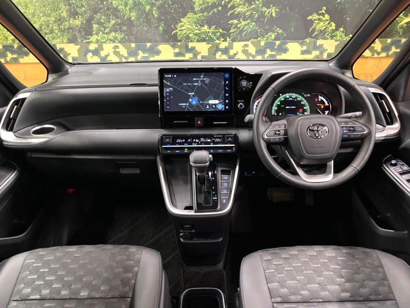 2023 Toyota Voxy 6BA-MZRA90W (UW-6a8fabd1291e0)[17]