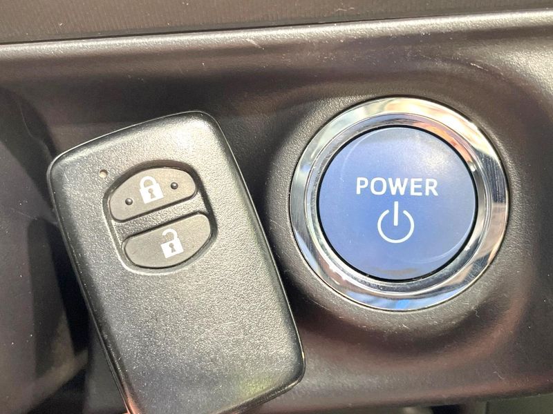 2015 Toyota Aqua DAA-NHP10 (UW-6a8fabdc2be5e)[18]