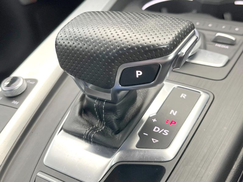 2017 Audi A4 DBA-8WCYRF (UW-6a8fac6c45949)[20]