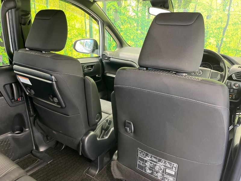 2017 Toyota Voxy DBA-ZRR85W (UW-6a8faca06ec8d)[27]