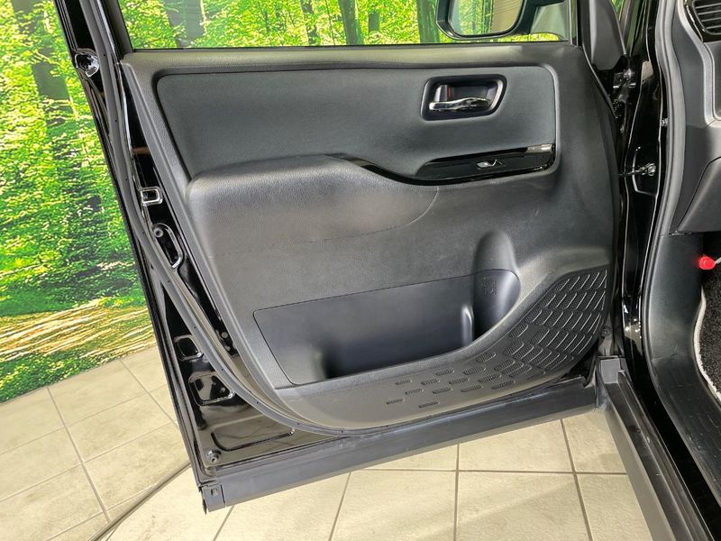 2018 Toyota Voxy DAA-ZWR80W (UW-6a8faccf2a2f6)[14]
