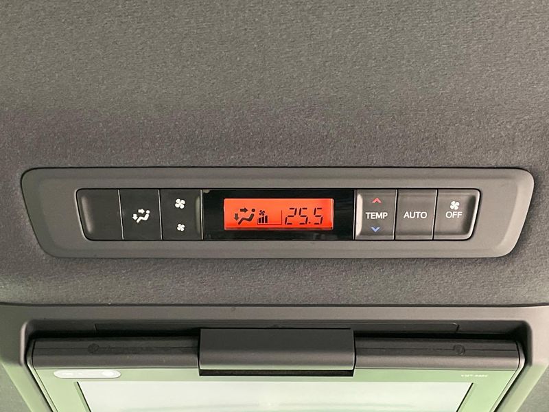 2018 Toyota Voxy DAA-ZWR80W (UW-6a8faccf2a2f6)[20]