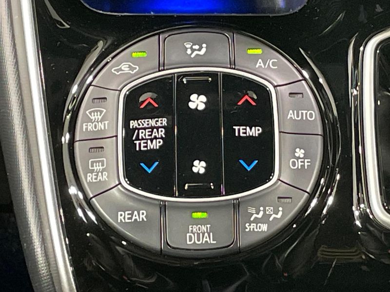 2018 Toyota Voxy DAA-ZWR80W (UW-6a8faccf2a2f6)[25]