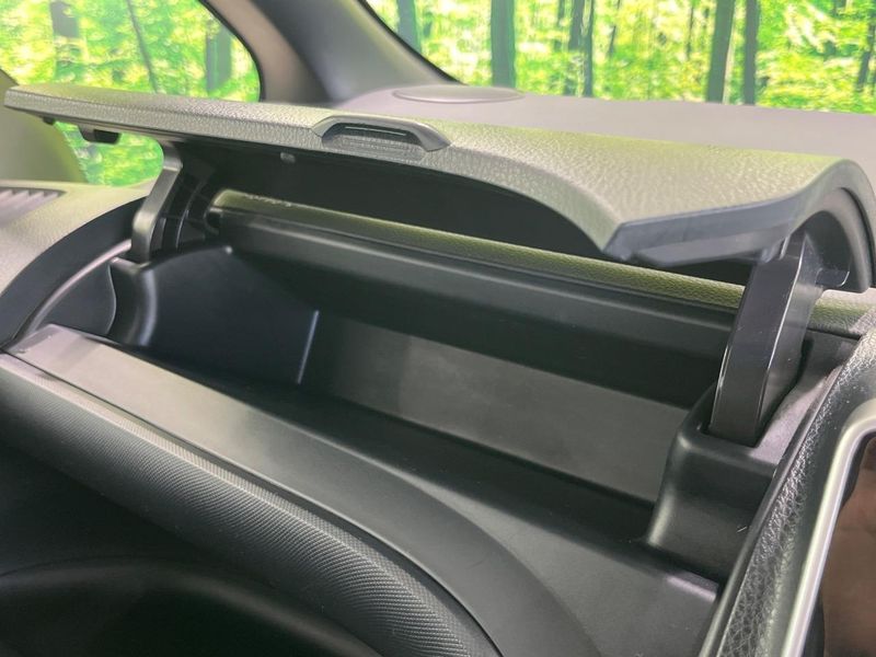 2020 Toyota Voxy 6AA-ZWR80W (UW-6a8facd17cfeb)[28]