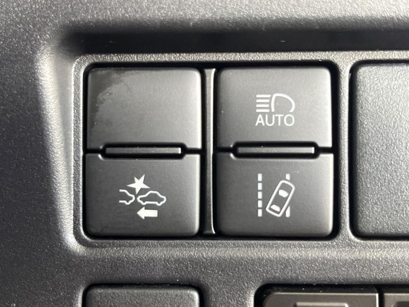 2020 Toyota Voxy 6AA-ZWR80W (UW-6a8facd17cfeb)[23]