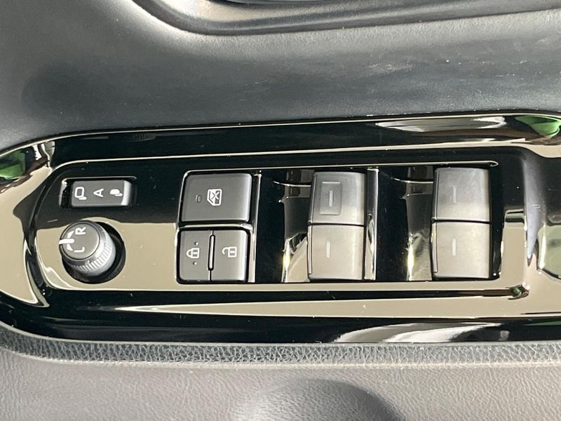 2020 Toyota Voxy 6AA-ZWR80W (UW-6a8facd17cfeb)[20]