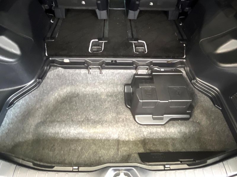 2021 Toyota Voxy 6AA-ZWR80W (UW-6a8facd1ae1d6)[20]