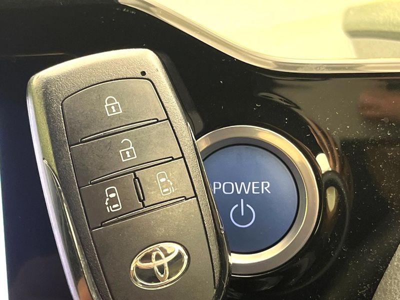 2022 Toyota Voxy 6AA-ZWR90W (UW-6a8facd444804)[28]