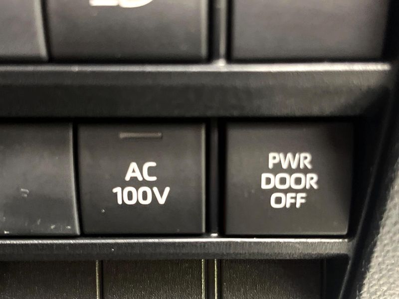 2022 Toyota Voxy 6AA-ZWR90W (UW-6a8facd444804)[10]