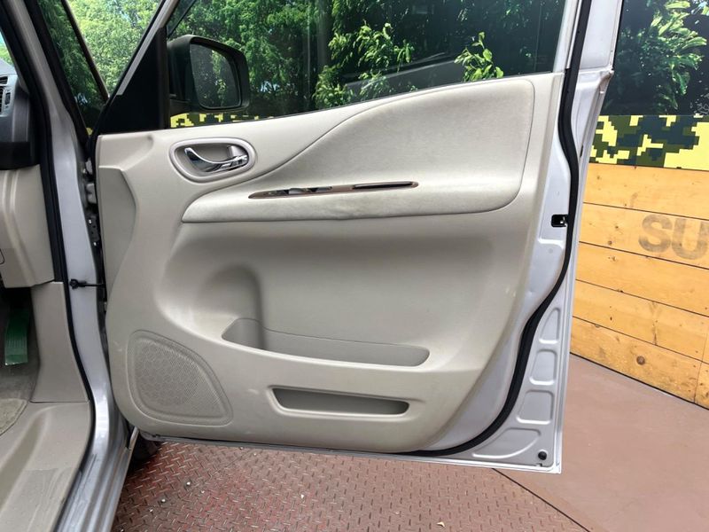 2014 Nissan Serena DAA-HC26 (UW-6a90fba8a8998)[24]