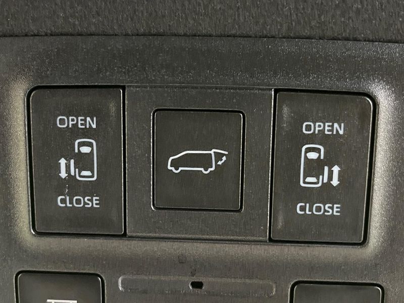 2022 Toyota Noah 6BA-MZRA90W (UW-6a90fd5fbf182)[8]