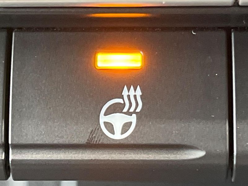 2022 Toyota Noah 6AA-ZWR90W (UW-6a90fe75c3f35)[19]