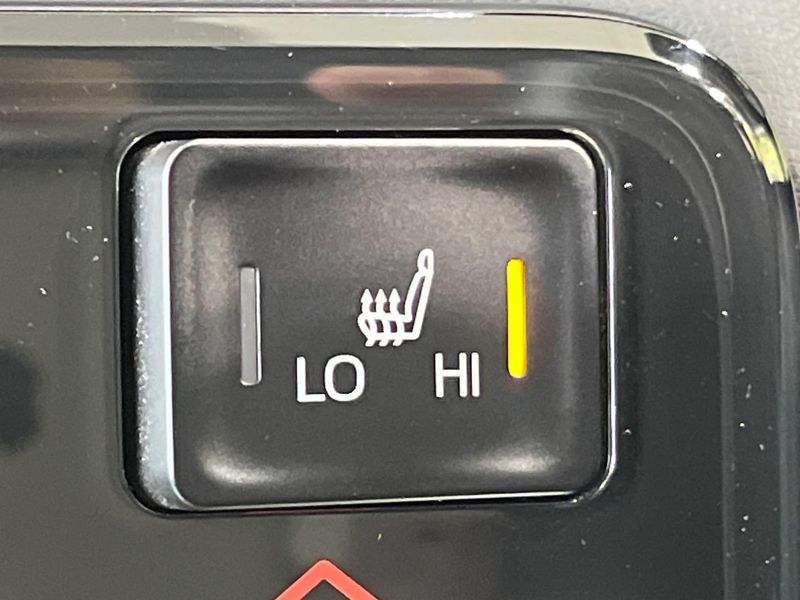 2022 Toyota Noah 6AA-ZWR90W (UW-6a90fe75c3f35)[18]