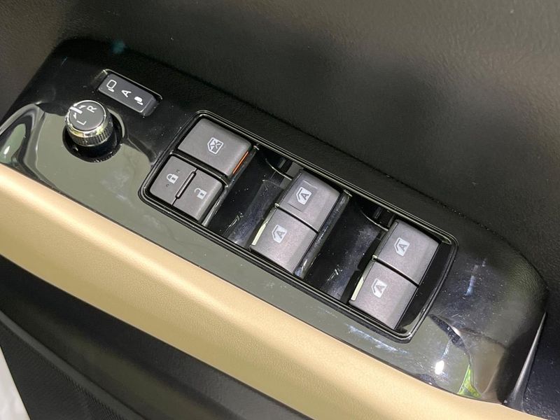 2018 Toyota Vellfire Hybrid DAA-AYH30W (UW-6a924c5c104a5)[16]