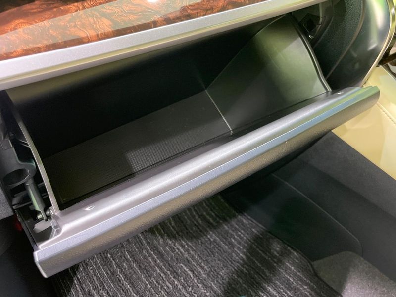 2018 Toyota Vellfire Hybrid DAA-AYH30W (UW-6a924c5c104a5)[28]
