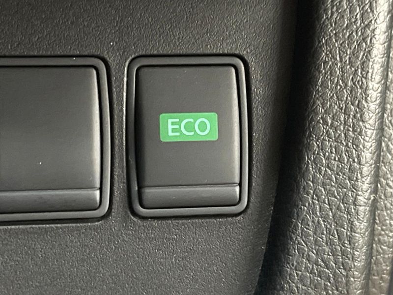 2014 Nissan Serena DAA-HFC26 (UW-6a924d4117831)[26]
