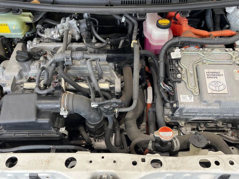 2016 Toyota Aqua DAA-NHP10 (UW-6a924f0cee2de)[4]