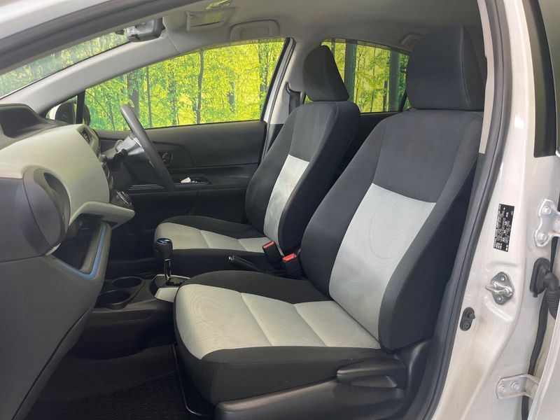 2013 Toyota Aqua DAA-NHP10 (UW-6a924f10b9f8e)[26]