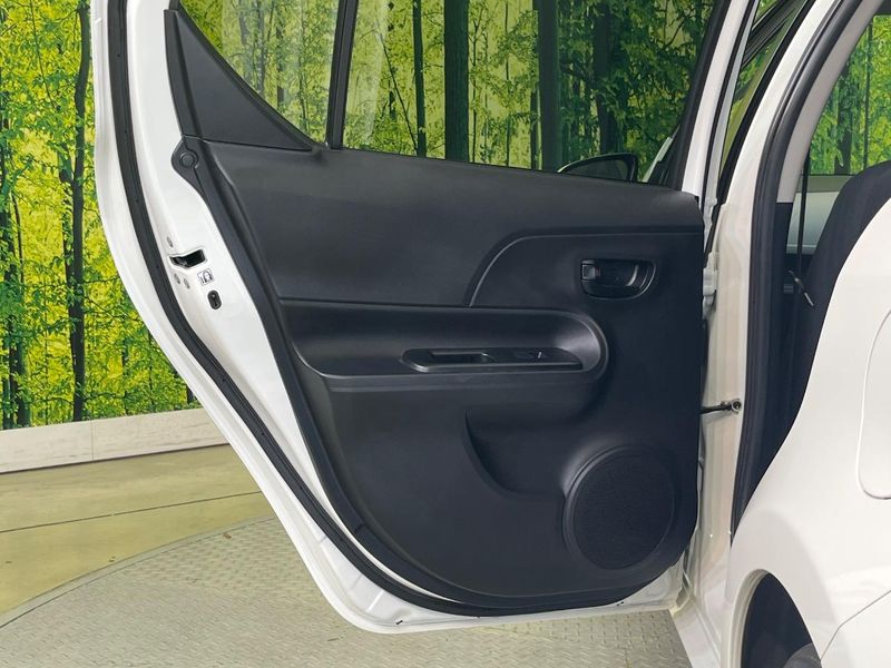 2013 Toyota Aqua DAA-NHP10 (UW-6a924f10b9f8e)[29]