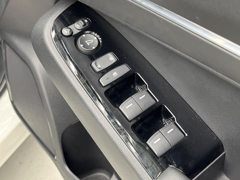 2023 Honda Vezel 6AA-RV5 (UW-6a924f4c4cabf)[29]