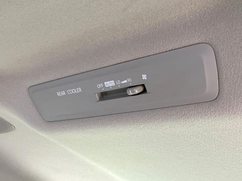 2015 Toyota Esquire DBA-ZRR80G (UW-6a924fd5e06e3)[28]