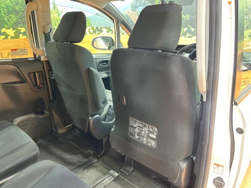 2015 Toyota Voxy DAA-ZWR80G (UW-6a925017386fa)[28]