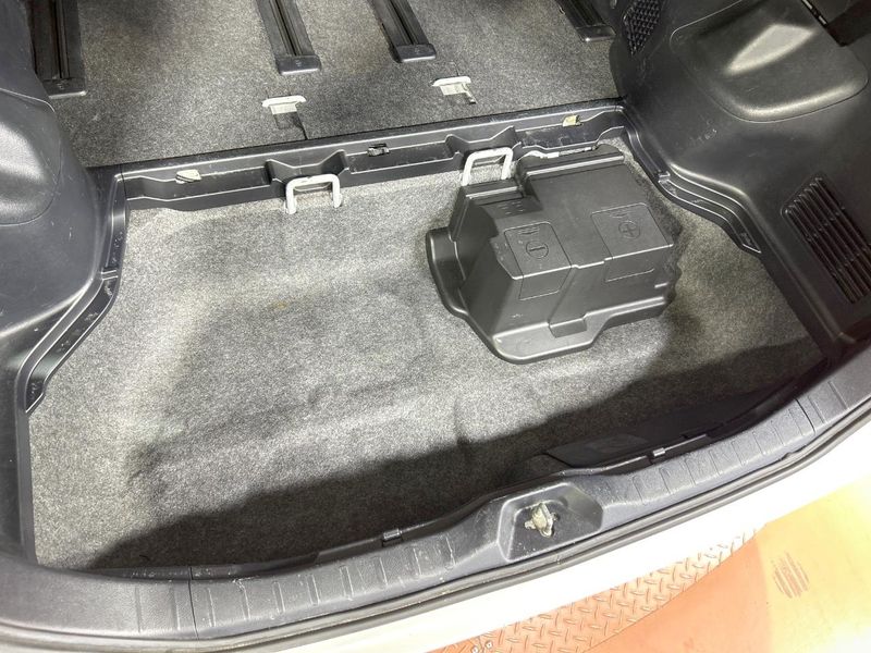 2015 Toyota Voxy DAA-ZWR80G (UW-6a925017386fa)[27]