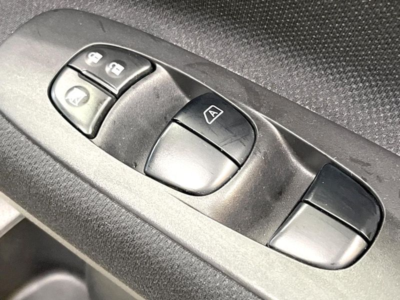 2016 Nissan Serena DAA-HFC26 (UW-6a939ed47e4ab)[15]