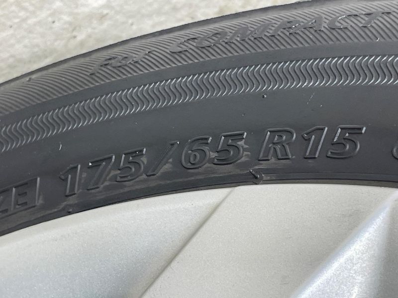 2015 Toyota Aqua DAA-NHP10 (UW-6a93a0b71d2c7)[8]