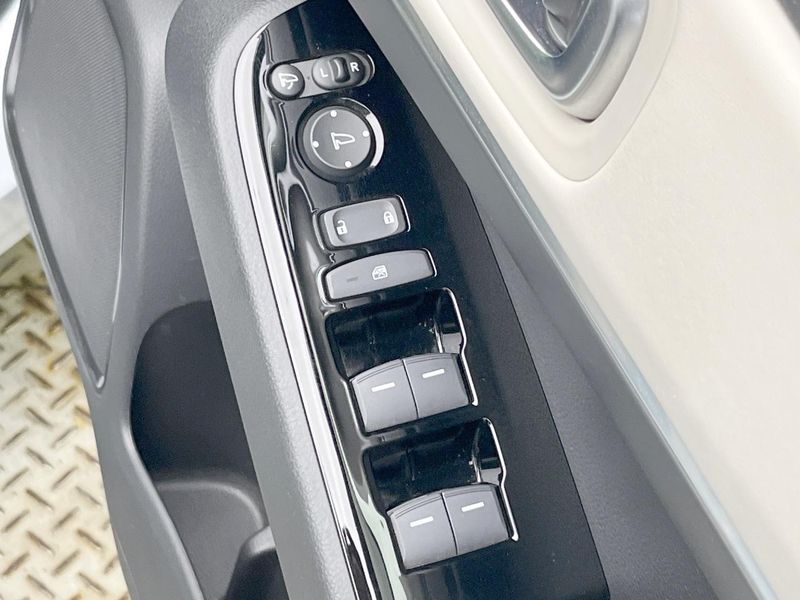 2022 Honda Vezel 6AA-RV5 (UW-6a93a0f096d00)[24]