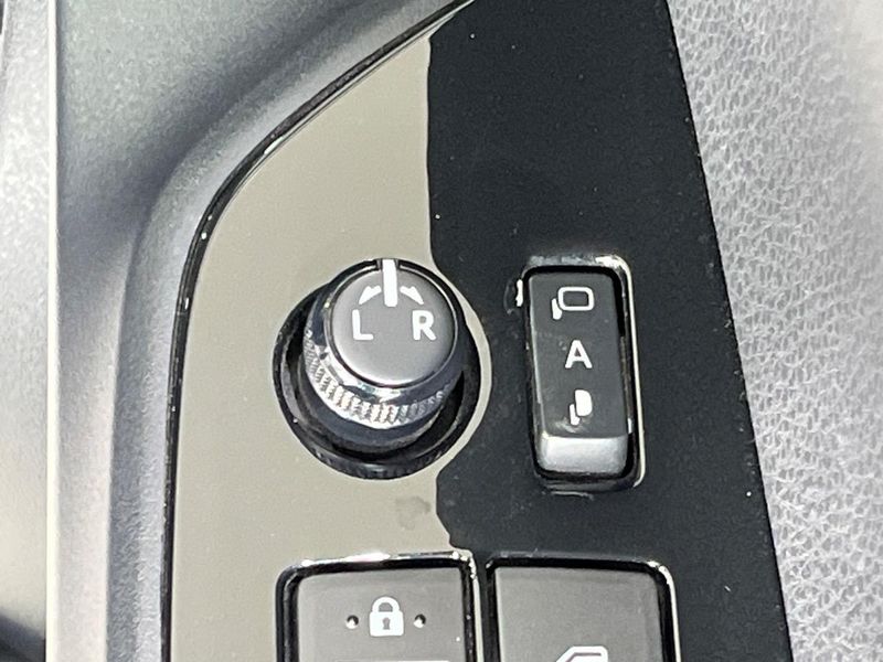 2016 Toyota Prius DAA-ZVW55 (UW-6a93a1a286ae5)[16]