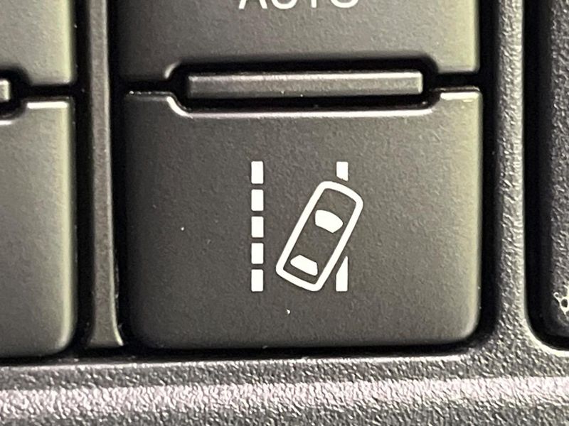 2019 Toyota Voxy DAA-ZWR80W (UW-6a93a1ad9e962)[9]