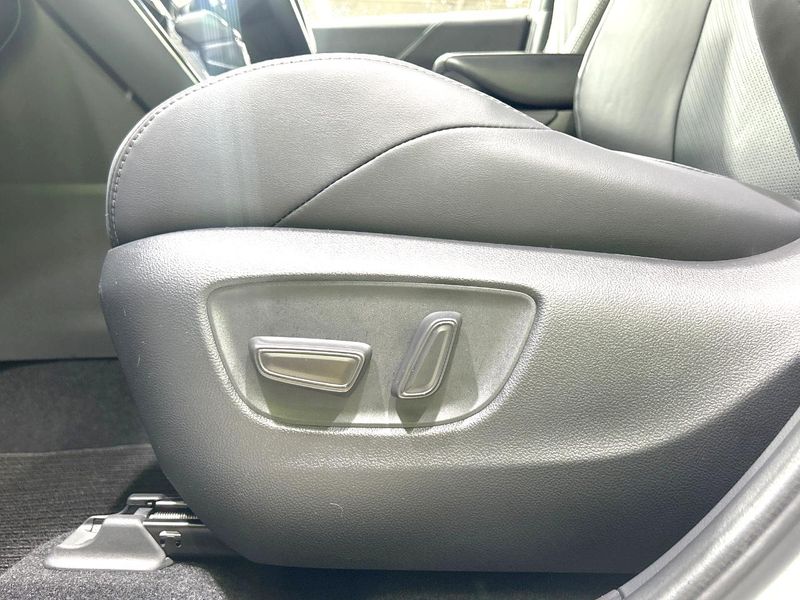 2023 Toyota Harrier Hybrid 6AA-AXUH80 (UW-6a94ef59abf3d)[12]
