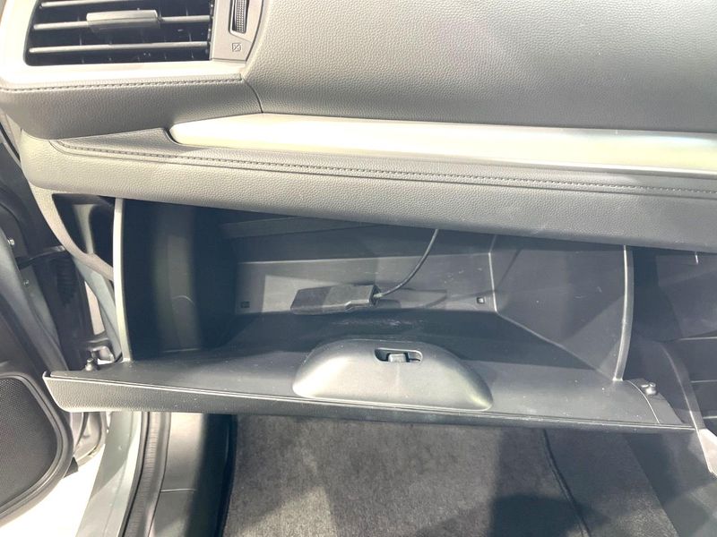 2015 Honda Fit Hybrid DAA-GP5 (UW-6a94f01eb79f4)[4]