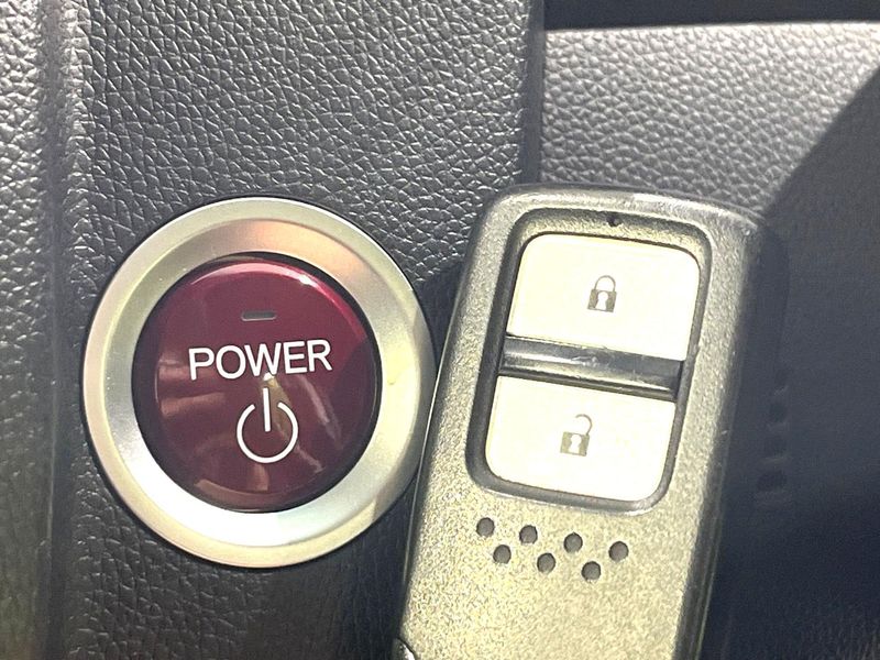 2015 Honda Fit Hybrid DAA-GP5 (UW-6a94f01eb79f4)[8]