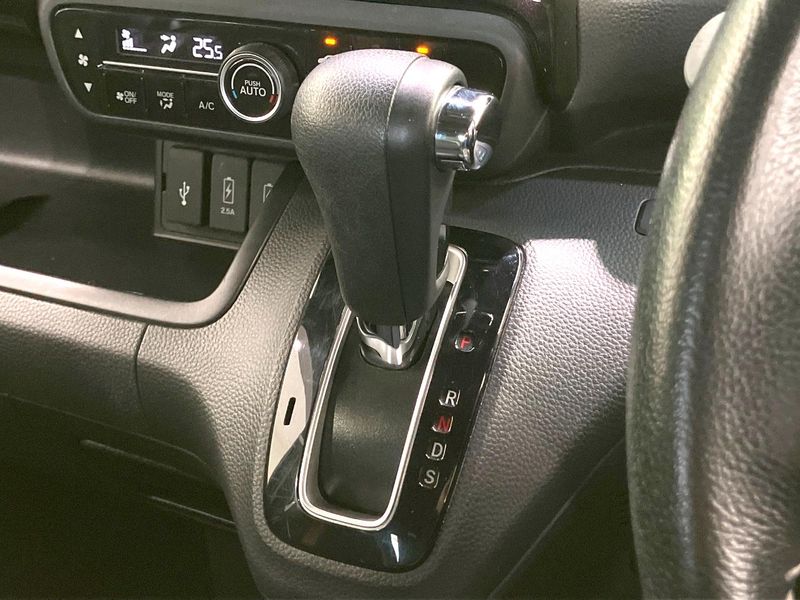 2017 Honda N-BOX CUSTOM DBA-JF3 (UW-6a94f09ae5074)[26]